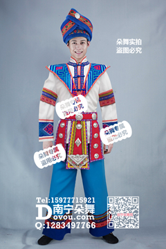 白衣飞肩蓝裤壮族男装