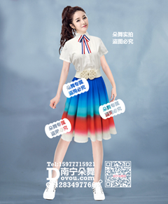 白衣红蓝过渡短裙学生装