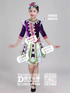 紫衣银裙壮族女童