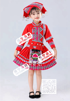 大红斜襟长袖壮族女童