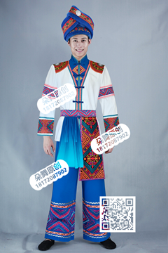 白衣蓝裤铜鼓肩壮族男装