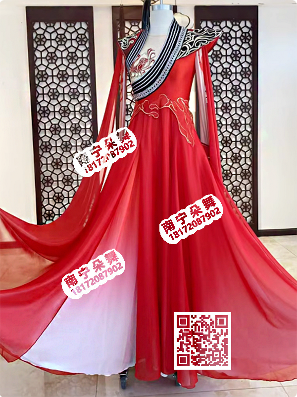 大红间白斜领飞肩大摆裙雷霆震山河古典女