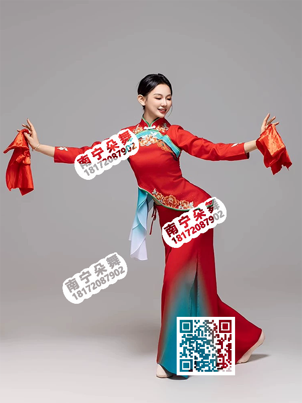 大红间绿斜腰秧歌女