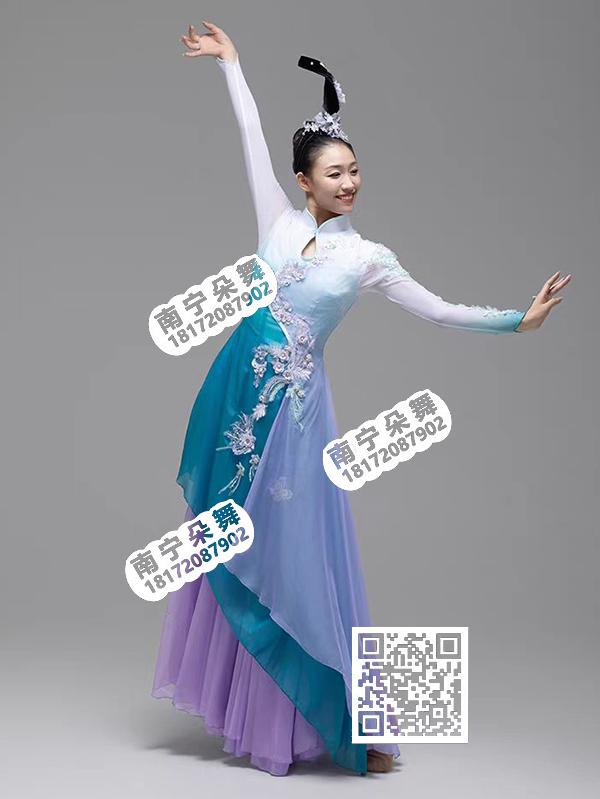 白间绿紫裙芳菲蔓影月明中古典女