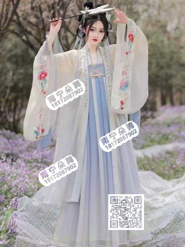 蓝色渐变米白红花袖汉服女