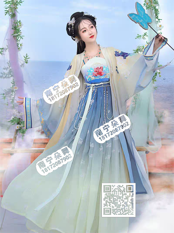 蓝色渐变米白蓝色印花汉服女