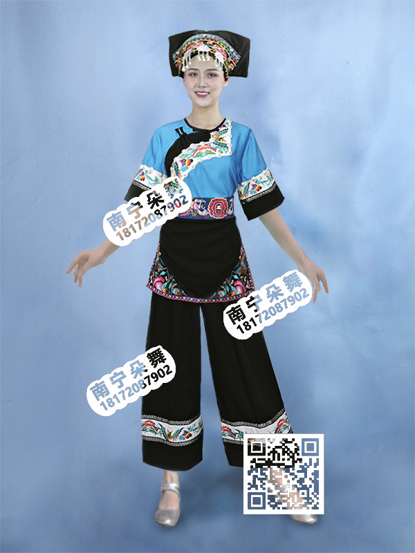 天蓝衣黑绣花围腰女装