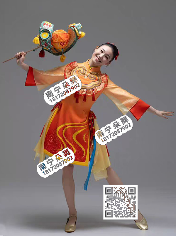 橘黄渐变黄边短裙金蛇迎春现代女