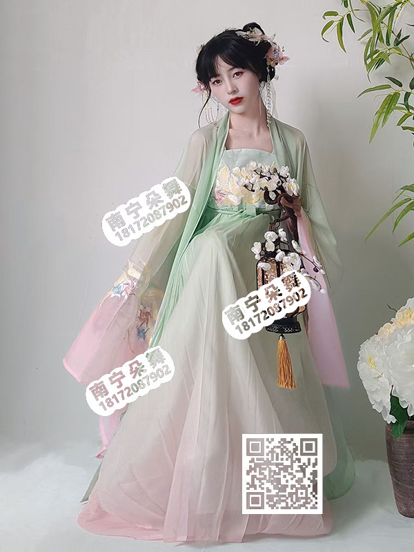 绿粉渐变浮雕胸花汉服女装