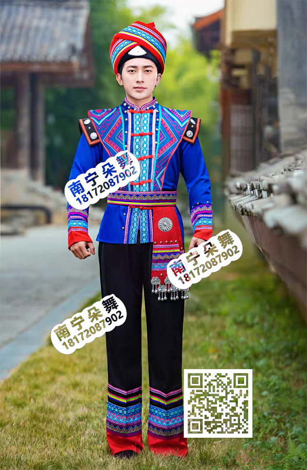 蓝衣飞肩黑裤壮族男装