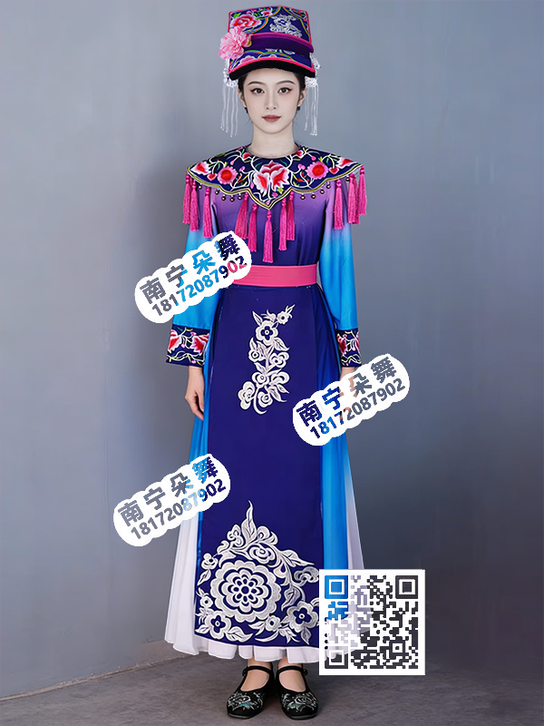 天蓝渐变蓝衣盛开的羊角花羌族女装