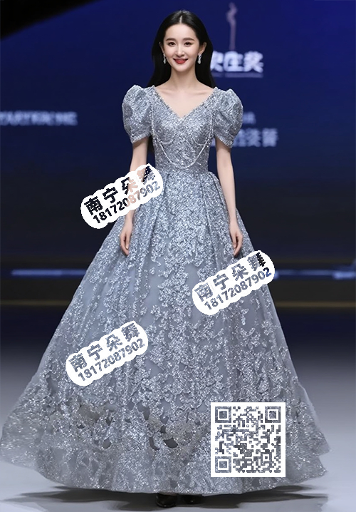 灰色亮钻V领长纱蓬蓬长礼服