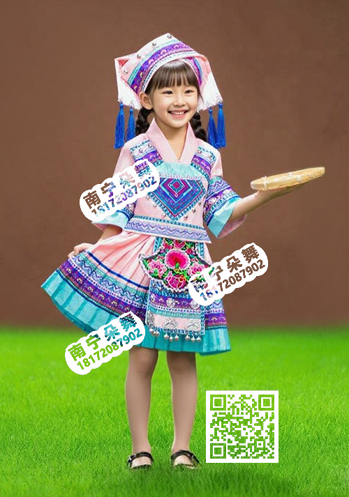 粉蓝刺绣百褶裙壮族女童