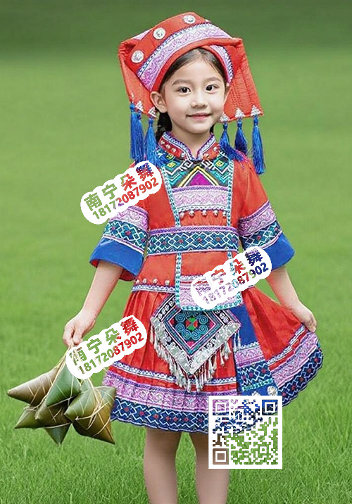 红蓝刺绣百褶裙壮族女童