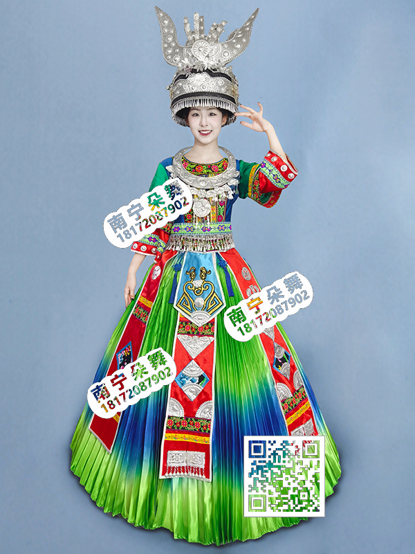 绿蓝渐变百褶裙红袖苗族盛装