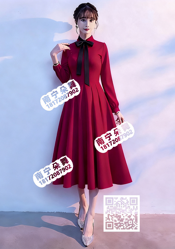 枣红长袖黑领结女连衣裙